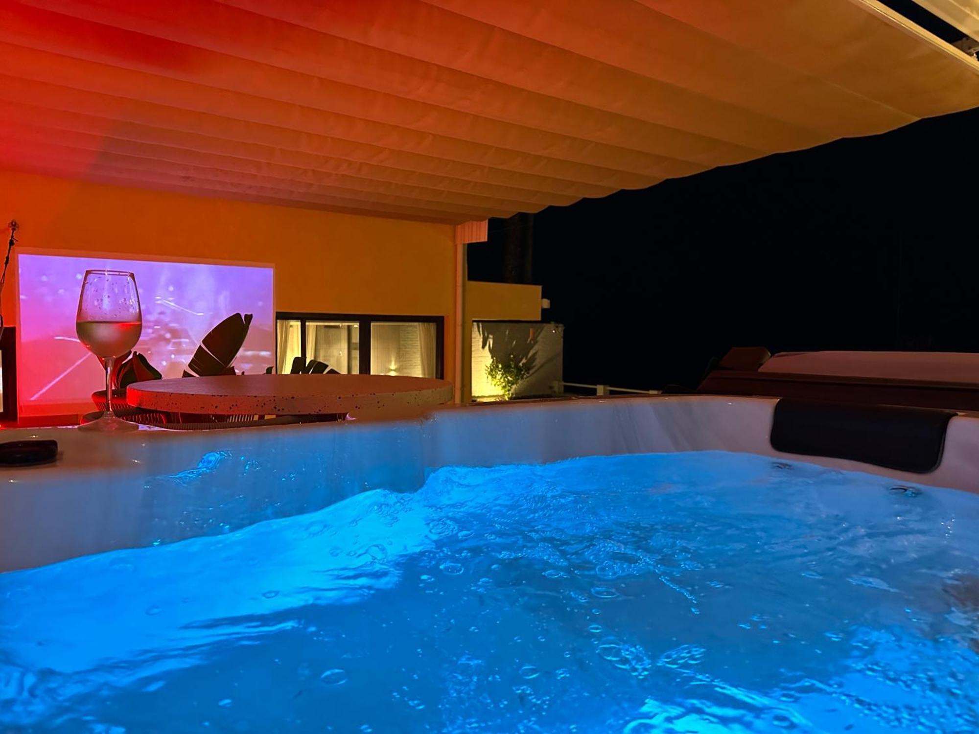 Private 250Sqm Garden Duplex, Jacuzzi, Cinema, Sea View Escape Lejlighed Torremolinos Eksteriør billede